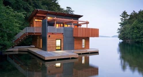 casa pequeña sobre el lago